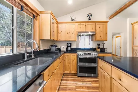 Kitchen - 61213 Ridgewater Loop, Bend, OR 97702 photo 2 of 9