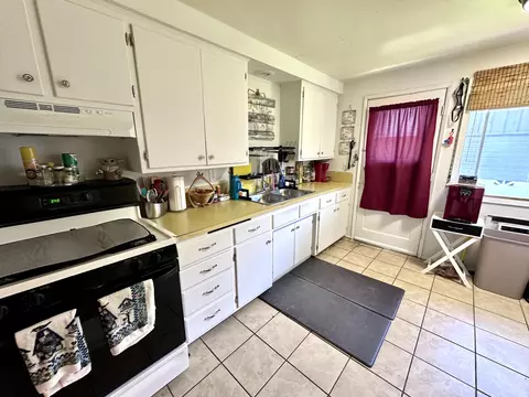 Kitchen - 403 S B St, Phoenix, OR 97535 photo 6 of 7