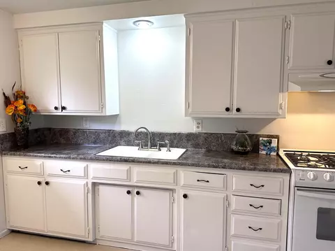 Kitchen - 403 S B St, Phoenix, OR 97535 photo 3 of 7