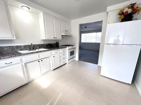 Kitchen - 403 S B St, Phoenix, OR 97535 photo 4 of 7