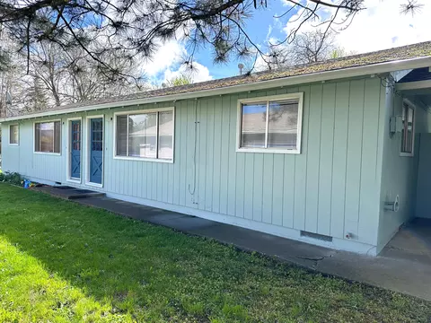 403 S B St, Phoenix, OR 97535