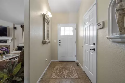 Entry Way - 3002 Paramont St, Klamath Falls, OR 97603 photo 1 of 1