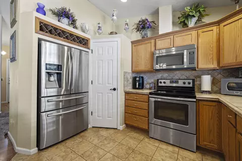 Kitchen - 3002 Paramont St, Klamath Falls, OR 97603 photo 3 of 4
