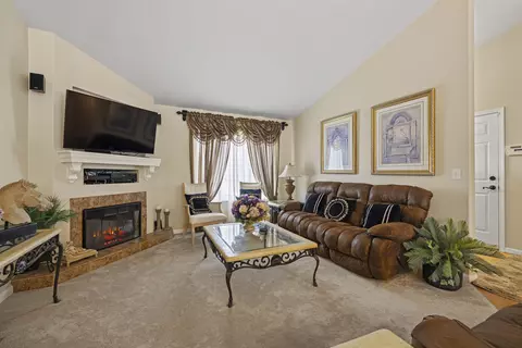 Living - 3002 Paramont St, Klamath Falls, OR 97603 photo 2 of 3