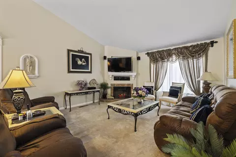 Living - 3002 Paramont St, Klamath Falls, OR 97603 photo 1 of 3