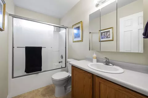 Bath - 3002 Paramont St, Klamath Falls, OR 97603 photo 2 of 2