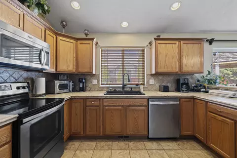 Kitchen - 3002 Paramont St, Klamath Falls, OR 97603 photo 2 of 4
