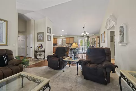 Living - 3002 Paramont St, Klamath Falls, OR 97603 photo 3 of 3