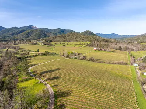 1000 Morey Rd, Talent, OR 97540