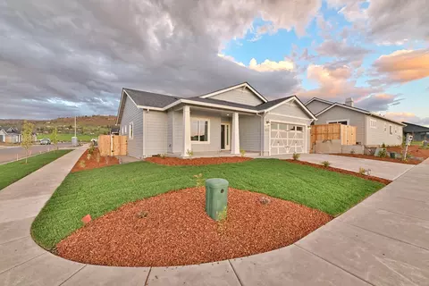 3270 Rowan Ln, Medford, OR 97504