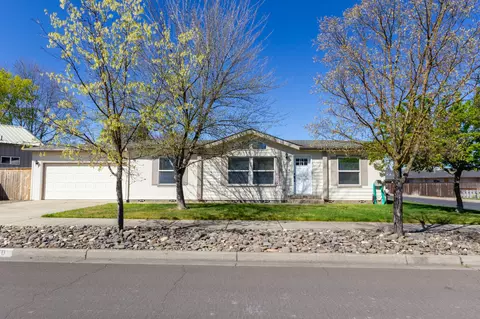 1670 Arlington Dr, Medford, OR 97501