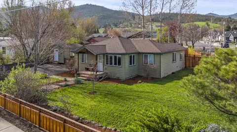 806 Talent Ave, Talent, OR 97540