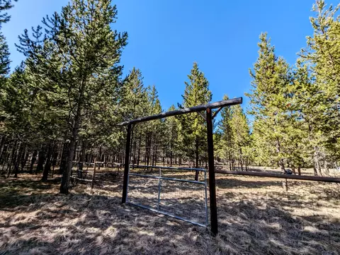 53747 Bridge Dr, La Pine, OR 97739 photo 3