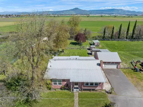 2896 Hanley Rd, Central Point, OR 97502