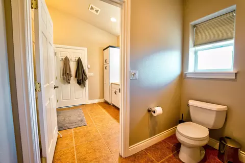 Bath - 23977 Rickard Rd, Bend, OR 97702 photo 3 of 4