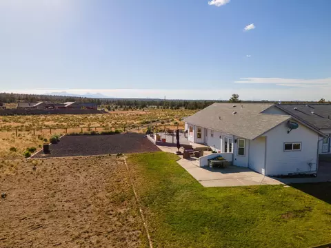 Exterior - 23977 Rickard Rd, Bend, OR 97702 photo 10 of 17