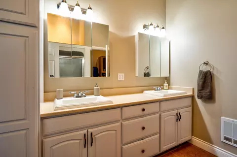 Bath - 23977 Rickard Rd, Bend, OR 97702 photo 1 of 4
