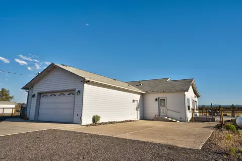 Exterior - 23977 Rickard Rd, Bend, OR 97702 photo 2 of 17