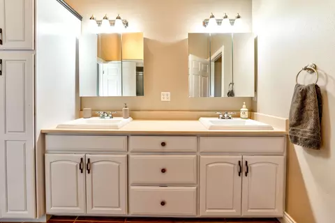 Bath - 23977 Rickard Rd, Bend, OR 97702 photo 2 of 4
