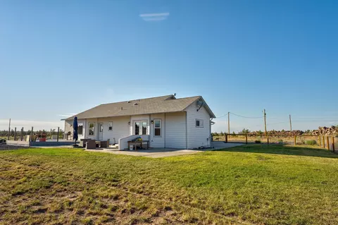 Exterior - 23977 Rickard Rd, Bend, OR 97702 photo 6 of 17