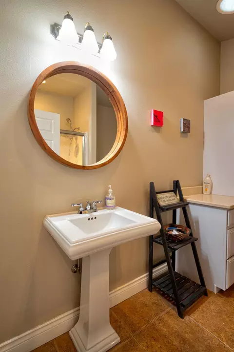 Bath - 23977 Rickard Rd, Bend, OR 97702 photo 4 of 4