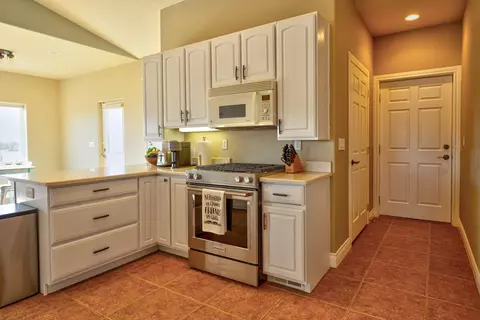 Kitchen - 23977 Rickard Rd, Bend, OR 97702 photo 1 of 5
