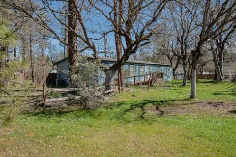 675 Rogue Air Dr, Shady Cove, OR 97539
