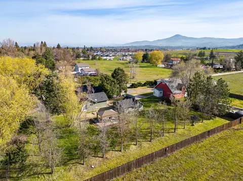 2413 Kings Hwy, Medford, OR 97501