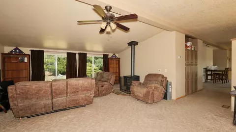 222 Buckingham Cir, Eagle Point, OR 97524 photo 3
