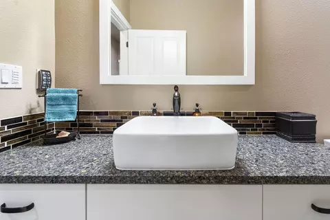 Bath - 43 NE 14th St, Bend, OR 97701 photo 1 of 7