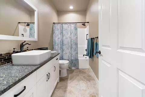 Bath - 43 NE 14th St, Bend, OR 97701 photo 2 of 7
