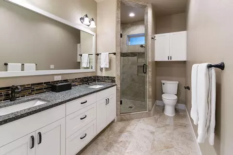 Bath - 43 NE 14th St, Bend, OR 97701 photo 4 of 7