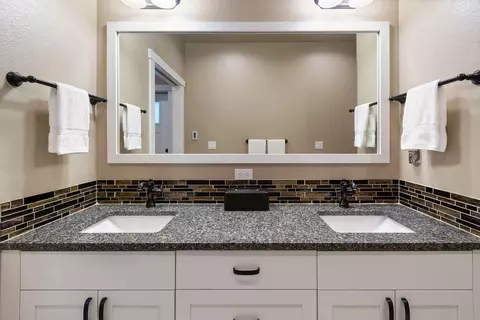 Bath - 43 NE 14th St, Bend, OR 97701 photo 5 of 7