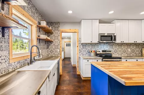 Kitchen - 1728 Rector Dr, La Pine, OR 97739 photo 6 of 7