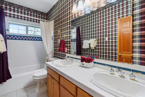 Bath - 64335 Crosswinds Rd, Bend, OR 97703 photo 2 of 3
