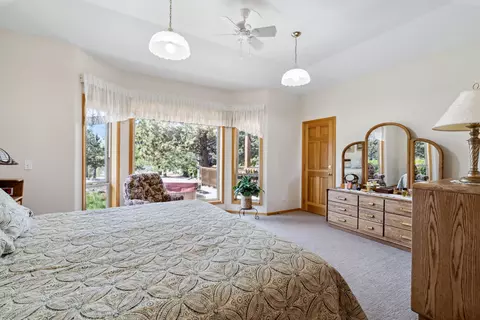 Bedroom - 64335 Crosswinds Rd, Bend, OR 97703 photo 2 of 6