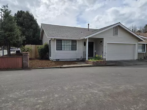 682 Golden Ln, Medford, OR 97504