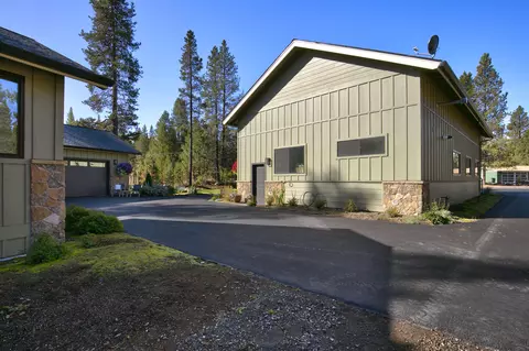 Exterior - 15014 E River Loop Dr, Bend, OR 97707 photo 20 of 22