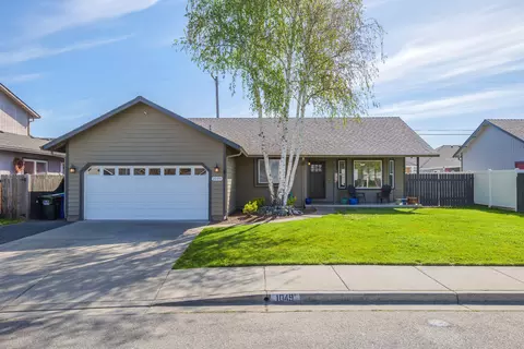 1049 Rainwood Ln, Grants Pass, OR 97527