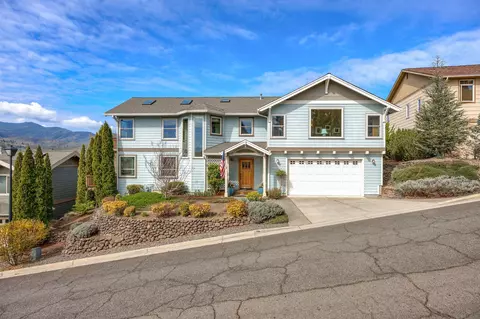 830 Amerman Dr, Phoenix, OR 97535