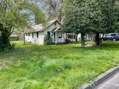511-515 SE I St, Grants Pass, OR 97526