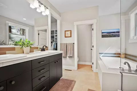 Bath - 2832 NW Mccook Ct, Bend, OR 97703 photo 4 of 5