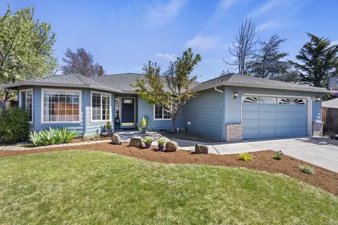123 Mountain View Ct, Phoenix, OR 97535