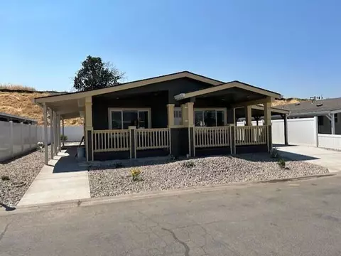 333 Mountain View Apt 62 Dr, Talent, OR 97540