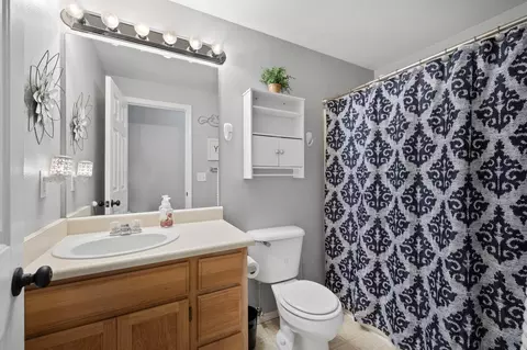 Bath - 680 Andrea Way, Eagle Point, OR 97524 photo 3 of 3