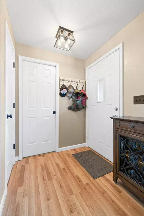Entry Way - 680 Andrea Way, Eagle Point, OR 97524 photo 1 of 1