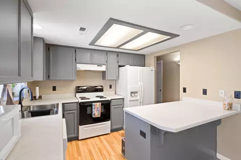 Kitchen - 680 Andrea Way, Eagle Point, OR 97524 photo 4 of 5