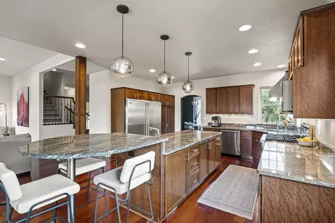 337 Laurelwood Dr, Jacksonville, OR 97530