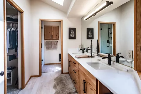 Bath - 57698 Poplar Ln #50, Sunriver, OR 97707 photo 1 of 6