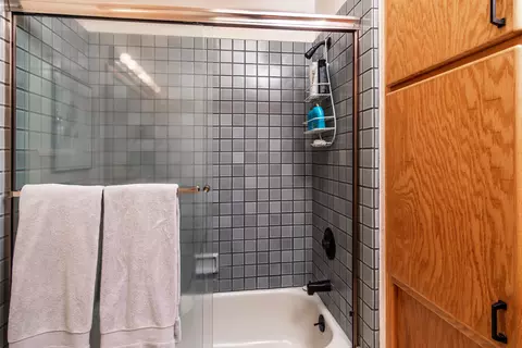 Bath - 57698 Poplar Ln #50, Sunriver, OR 97707 photo 4 of 6